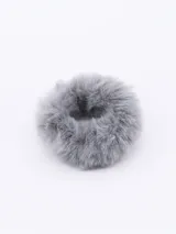 Scrunchie de pelo color marrón con textura de pelo sintético suave.