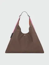 Bolso tipo hobo de gran tamaño en color verde, con detalles laterales en naranja y correa de hombro integrada. Presenta un diseño minimalista con cierre de botón a presión.
