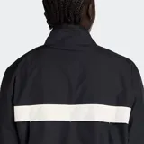 Campera deportiva New Balance de color negro con una franja blanca horizontal en el pecho. Presenta cierre frontal completo, cuello alto, mangas largas y logotipo de la marca estampado. Confeccionada en poliéster reciclado con tecnologías NB DRY para secado rápido y WATER DEFY para resistencia al agua.