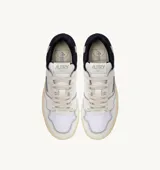 Championes urbanos Autry modelo CLC, color blanco con detalles en azul marino y gris, confeccionados en cuero y malla, con logo de la marca en el lateral y suela de goma color caramelo.