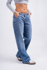 Pantalón de jean celeste, corte recto y tiro medio.