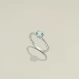Anillo de compromiso en plata 925 con piedra central de topacio engarzada en seis puntas.