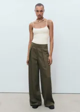 Top de tirantes finos con cuello escotado y diseño entallado al cuerpo.