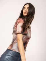 Top elastizado de tul con diseño de manchas en tonos marrones.