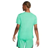 Remera Nike de hombre para running, modelo Dri-FIT Miler. Diseño liso color verde agua con logo de la marca en el pecho.