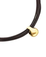 Collar de cuero negro con múltiples tiras y un colgante de bola grande de aleación de metales bañada en oro 18K. Cierre de mosquetón dorado con cadena de extensión.
