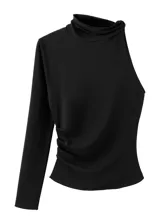 Camiseta negra de diseño asimétrico con cuello alto, una manga larga y el otro hombro descubierto.