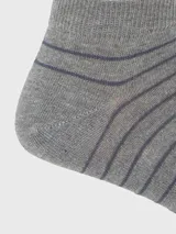 Calcetín corto de algodón en color gris con diseño de rayas finas horizontales en tono más oscuro.