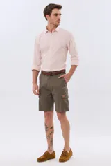 Bermuda cargo de gabardina en color gris oscuro, corte recto, con bolsillos laterales con solapa y cierre de botones y cremallera.