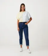 Pantalón mom fit de denim azul oscuro con cintura alta, trabillas, bolsillos delanteros y traseros, y cierre frontal con botón y cremallera.