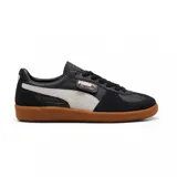 Championes Puma modelo Palermo LTH, de diseño urbano con base de cuero negro, detalles en gamuza y franja lateral en color blanco. Cuenta con suela de goma color caramelo y logo de la marca en dorado.