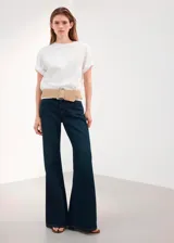 Jeans de denim azul oscuro con corte wide leg, tiro medio y botamanga ancha.