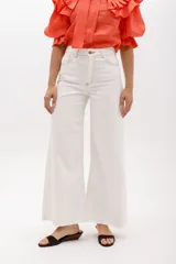 Pantalón wide leg color crudo, con textura de pequeños tajitos.