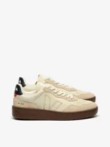 Zapatillas Veja modelo V-90 color crema con detalles en beige y suela marrón.