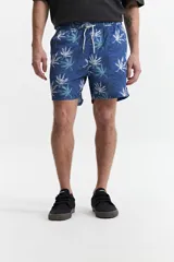 Short de baño celeste y azul con cintura elástica ajustable con cordón, dos bolsillos laterales y uno trasero. Confeccionado en tela ligera de secado rápido y logo bordado.