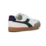 Championes casuales blancos de mujer marca Diadora, estilo retro de caña baja. Presentan detalles en verde oscuro y rojo en el lateral, puntera de gamuza gris y suela de goma color caramelo.