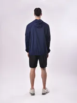 Campera gris oscuro con capucha y cierre frontal.