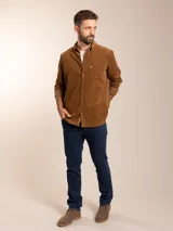 Camisa marrón de pana con cuello abotonado, manga larga con puños abotonados, corte regular fit y bolsillo en el pecho.