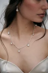 Collar de eslabones largos en plata 925 con cinco dijes colgantes de perlas de río engarzadas en plata 950.
