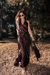 Cinturón artesanal de cuero color chocolate con hebilla cuadrada metálica y flecos largos que cuelgan a lo largo de la falda.