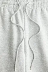 Pantalón deportivo de tiro alto en felpa suave, color gris melange, con cordón ajustable en la cintura y elásticos revestidos en la cintura y los tobillos.