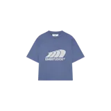 Remera oversize color azul grisáceo con estampado frontal de ondas y logo de la marca Eme Studios en blanco.