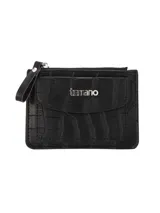 Tarjetero de cuero sintético con textura croco color bordó, con compartimento principal con cierre, bolsillo frontal con solapa y placa metálica con el logo de la marca.