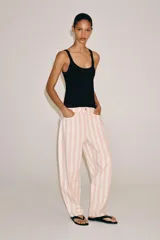 Jeans ZW Collection de corte tapered y tiro medio, con diseño de rayas verticales a contraste en tonos rosado y blanco. Cuenta con cinco bolsillos, trabillas para cinto y cierre frontal con cremallera y botón metálico.