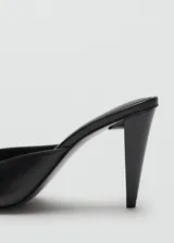 Zapato destalonado de cuero caprino con diseño de punta cuadrada y tacón tipo embudo de 8 cm.