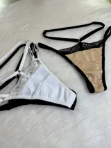 Pack de tres tangas tipo colaless con diseño de tiras regulables, confeccionadas en combinación de lycra y encaje. El set incluye una unidad en color blanco, una en color negro y una en color tostado con detalles de encaje negro.