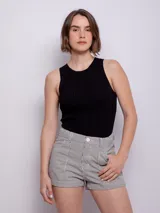 Short de tiro alto a rayas verticales en tonos beige y blanco, con cuatro bolsillos, cierre y botón metálico.