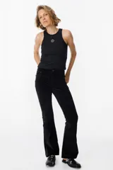 Musculosa de tejido acanalado en color blanco, con cuello redondo y diseño ajustado. Presenta un pequeño bordado decorativo en el centro del pecho.