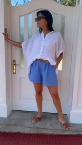 Short azul de lino con cinturón de rafia.