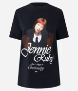 Remera negra de algodón con cuello redondo y mangas cortas. Presenta un estampado gráfico frontal con la imagen de la cantante Jennie y la inscripción 'Jennie Ruby' junto al texto 'Act 1, Stage 2 Curiosity'.