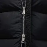 Campera puffer negra con capucha, cierre frontal completo y logo de Jordan bordado en el pecho. Cuenta con bolsillos laterales con cierre.