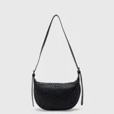 Cartera de hombro o bandolera con diseño trenzado artesanal, cierre metálico superior y correa larga ajustable.
