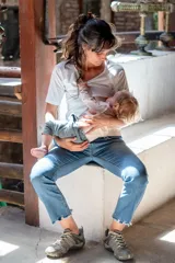 Remera blanca de manga corta diseñada para lactancia, con corte ergonómico y tejido suave.