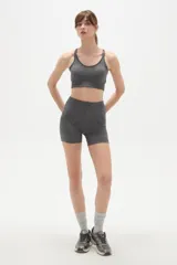 Short deportivo de tiro alto, confeccionado en tejido de punto elástico con efecto jaspeado, diseñado para un ajuste ceñido al cuerpo.