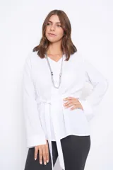 Camisa de seda color celeste, con cuello camisero, mangas largas y lazo ajustable en la cintura que genera un efecto fruncido.