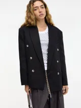 Blazer negro de corte oversize con solapas y doble botonera frontal con botones claros.