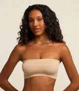 Soutien strapless color piel, sin relleno y confeccionado en poliamida seamless.