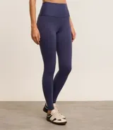 Calza legging deportiva de poliamida color azul con cintura alta de 10 cm.