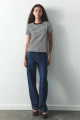 Camiseta de manga corta color rosado, con cuello redondo y corte regular. Confeccionada en tejido de punto interlock elástico y flexible.