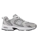 Championes New Balance 530 de estilo retro, color gris con detalles en blanco y negro, confeccionados con malla transpirable y superposiciones de material sintético. Cuenta con tecnología ABZORB en la entresuela para mayor amortiguación y suela de goma.