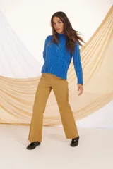 Buzo tejido de punto color verde oliva, con cuello alto y mangas largas.