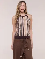 Musculosa de tejido de punto fino con diseño de rayas verticales en tonos marrón, beige y blanco. Posee escote halter con cuello redondo cerrado y ribetes marrones en contraste.