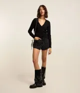 Cardigan corto negro de punto leve con cuello en V, manga larga y abotonado delantero.