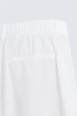 Bermuda azul marino de corte regular fit, confeccionada en tejido de algodón y lino. Cuenta con bolsillos frontales y traseros, cierre frontal con cremallera y botón.