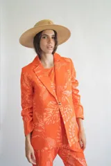 Blazer de lino y algodón color naranja con estampado de hojas.