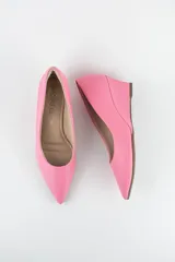 Zapatos cerrados de ecocuero color rosado con taco corrido y punta fina.